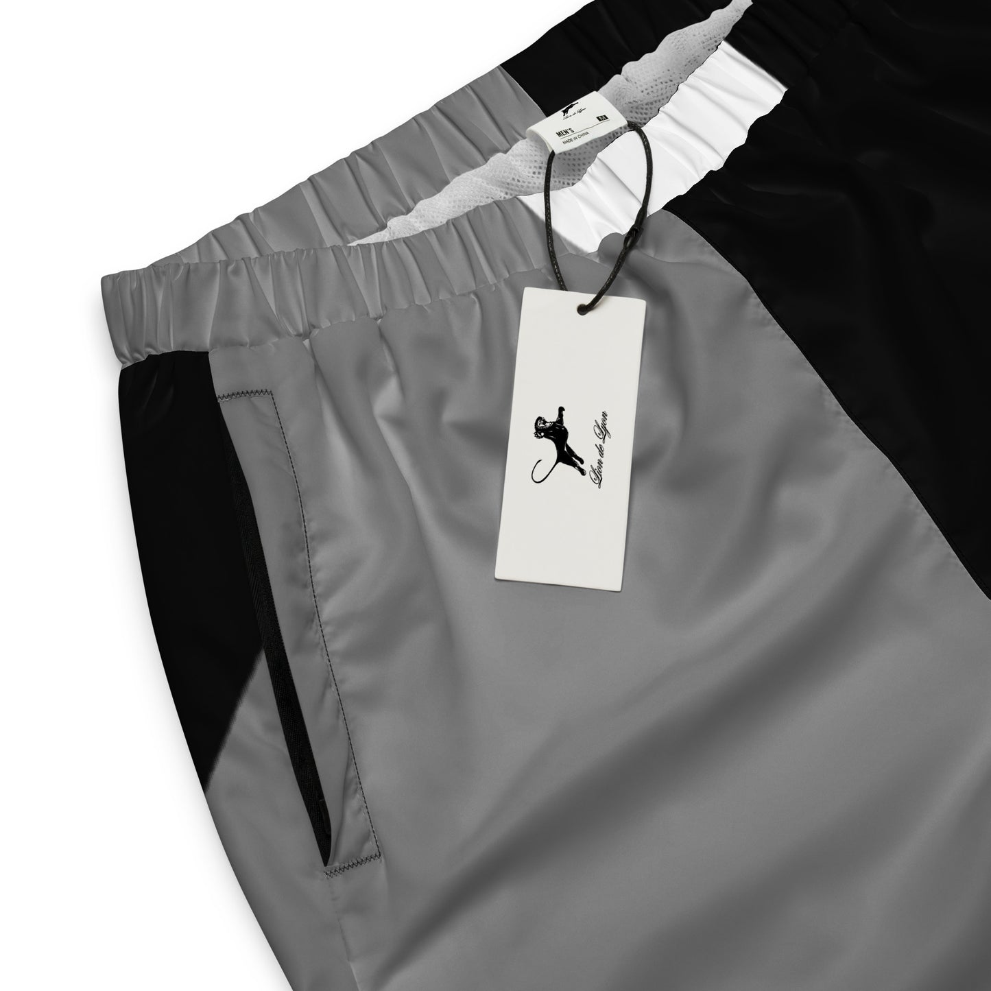 Bas de survêtement grisThe unisex track pants are your new go-to piece for working out or styling a streetwear outfit. The water-resistant, lightweight fabric and mesh lining provide comfo